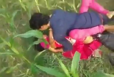 Цыган принудительно занимается сексом с брюнеткой в кустах.